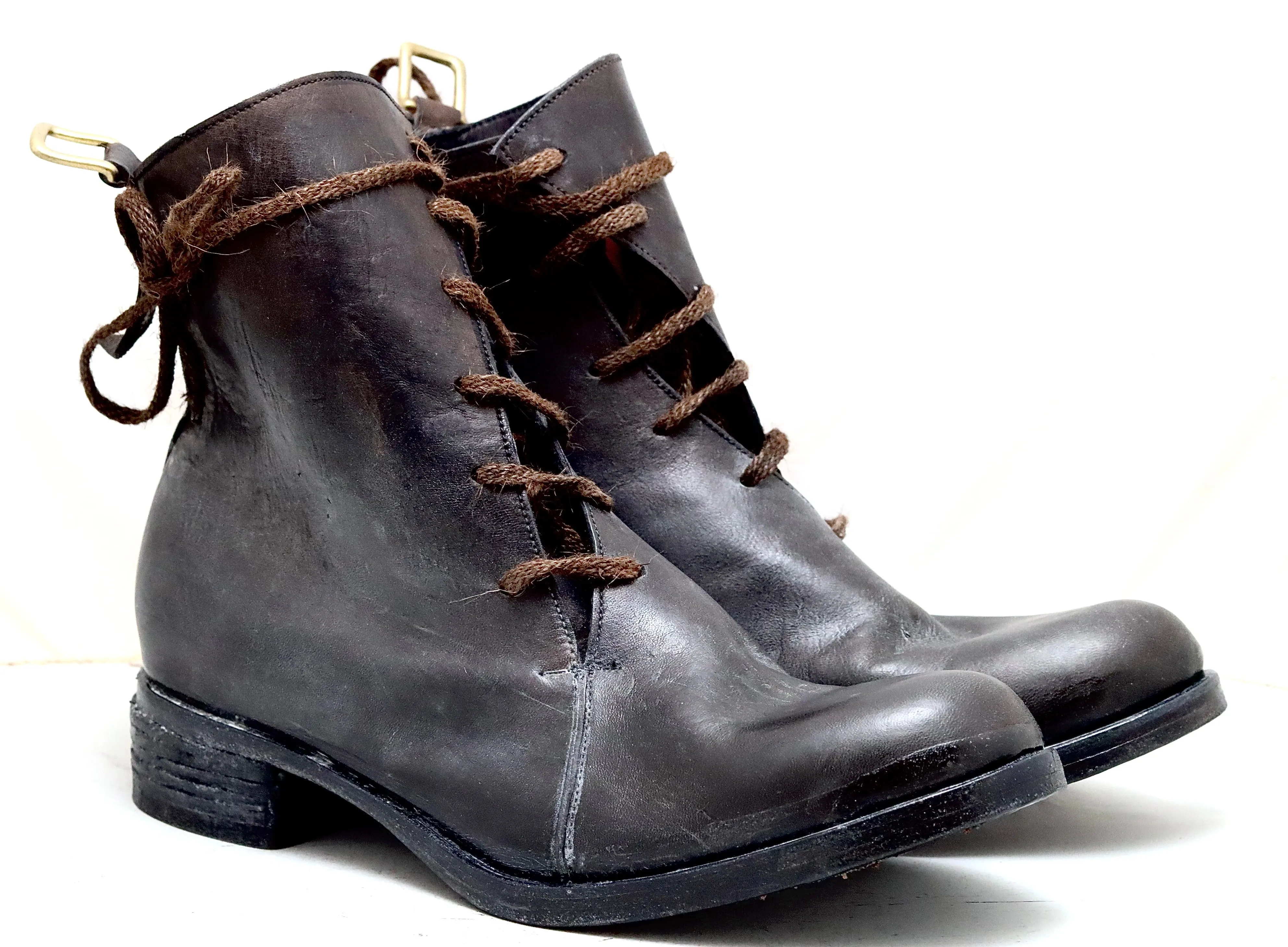 Spiral lace boot  |  Black mud frisone | Horse